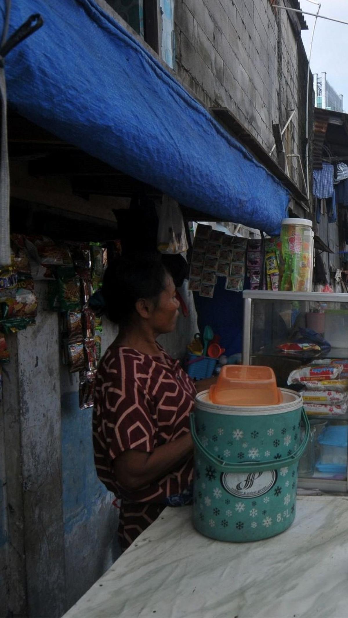 Ia berdagang makanan ringan dan minuman yang murah meriah untuk jajanan anak-anak.&nbsp;Foto: merdeka.com / Imam Buhori<br>