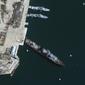 Gambar satelit dari Maxar Technologies menampilkan Kapal Perang Moskva in pelabuhan Sevastopol, Crimea pada 7 April 2022. Dok: Maxar Technologies via AP