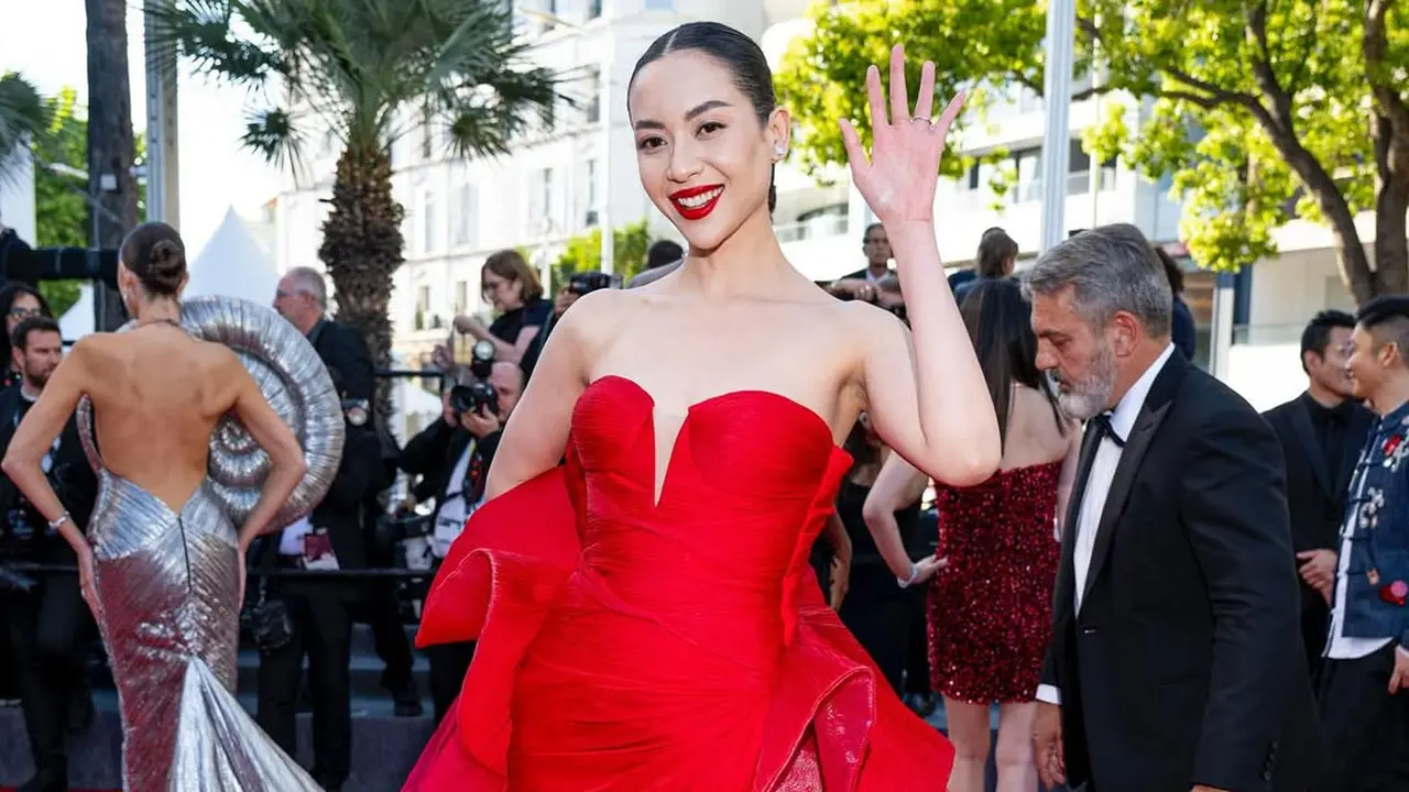 Pesona Lady in Red Elvira Devinamira Sukses Mencuri Perhatian di Festival Film Cannes 2025