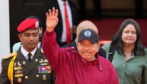 Presiden Nikaragua, Daniel Ortega, melambai setelah menghadiri upacara pelantikan Presiden Venezuela Nicolas Maduro untuk masa jabatan ketiga di Majelis Nasional di Caracas pada 10 Januari 2025. (Dok. AP/Matias Delacroix)