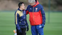 Arsene Wenger masih belum menemukan solusi untuk permasalahan kontrak Alexis Sanchez. (doc. Metro)