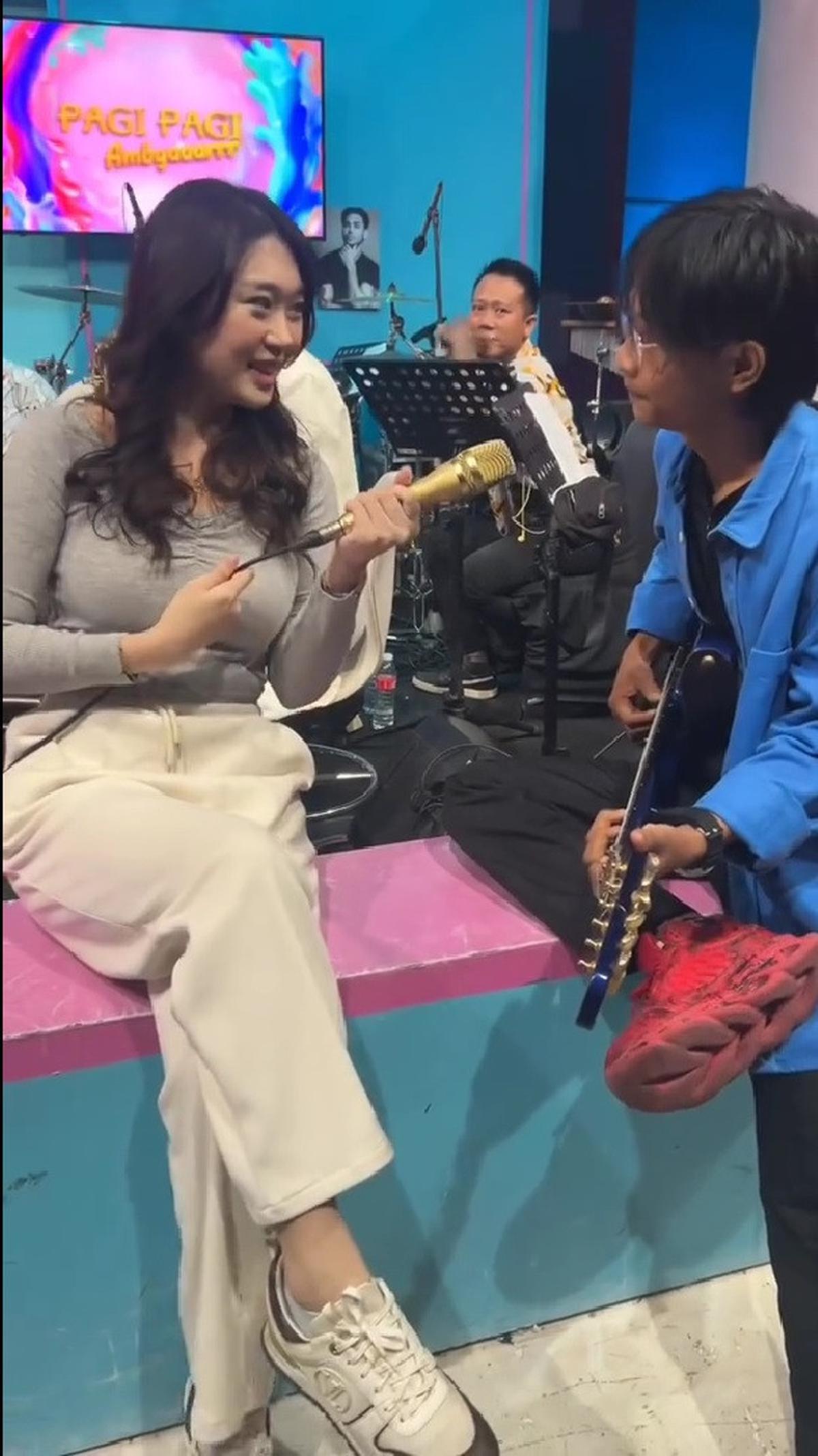 Skill Gitar Fajar Sadboy Bikin Livy Renata Terpesona dan Buat Netizen Kagum