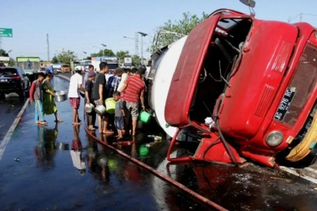 Truk Minyak Goreng Terguling