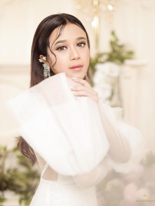 Di pemotretan ini, kekasih dari Julian Jacob ini tampil flawless dengan berkat Fashion Stylist Belly Iverzon dan riasan makeup dari Vuva MUA. (Liputan6.com/IG/fdphotography90)