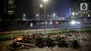 Situasi usai demonstrasi yang berujung anarkis di kawasan Bundaran HI, Jakarta, Kamis (8/10/2020). Massa membakar sejumlah barang saat demonstrasi menolak pengesahan UU Cipta Kerja. (Liputan6.com/Faizal Fanani)