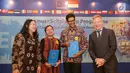 Duta Besar Uni Eropa untuk Indonesia, Vincent Guérend (kanan), Pjs Direktur Kawasan Amerika dan Eropa Kemenlu Virdiana Ririen Hapsari (kiri) berbincang dengan perwakilan penerima beasiswa Erasmus+ di Jakarta, Sabtu (14/7). (Liputan6.com)