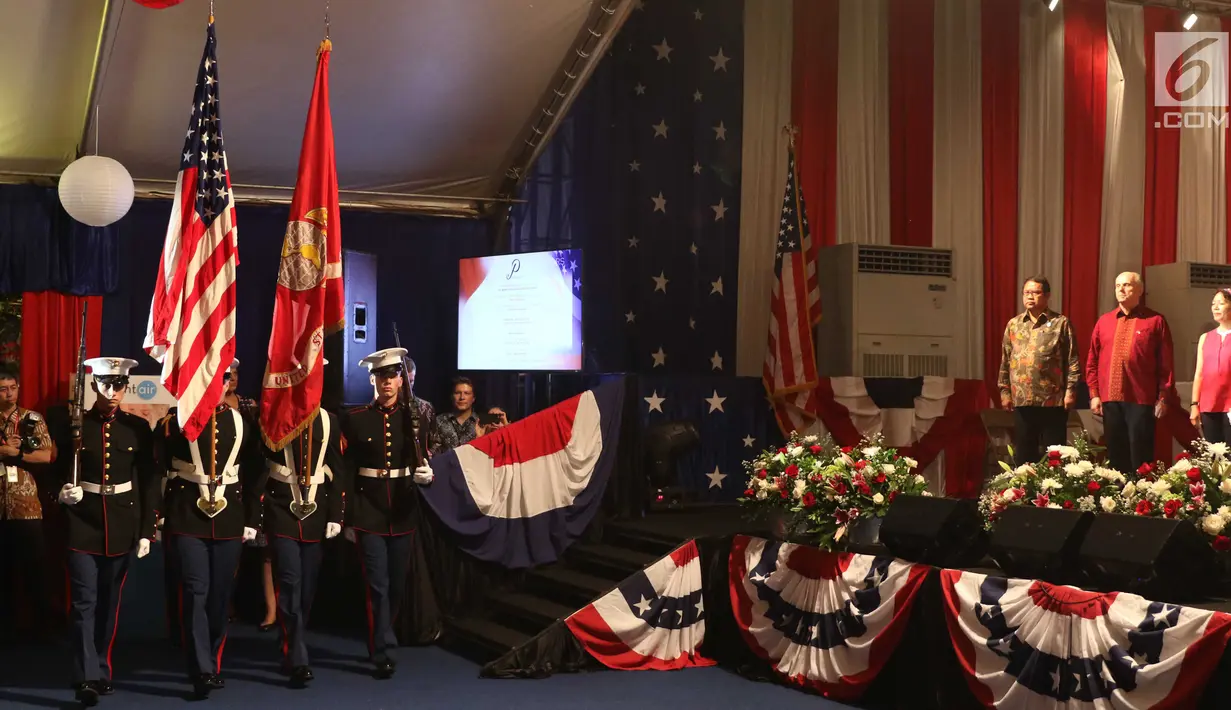 Parade pasukan pembawa bendera saat Perayaan HUT ke-241 Amerika Serikat di kediaman Dubes AS, Jakarta, Kamis (27/7). Perayaan mengangkat tema Strength in Diversity, Bhinneka Tunggal Ika and E Pluribus Unum. (Liputan6.com/Angga Yuniar)