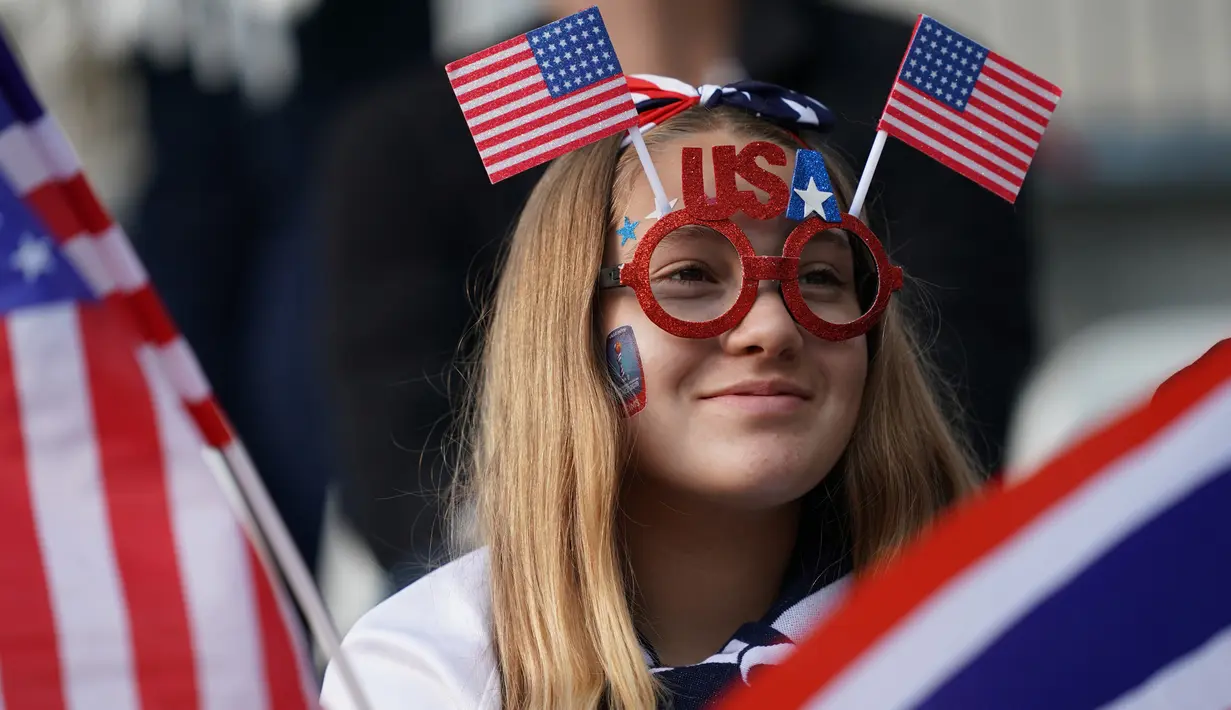Fans wanita memakai atribut AS sebelum pertandingan Grup F Piala Dunia Wanita 2019 antara Amerika Serikat melawan Thailand di Stadion Auguste-Delaune di Reims, Prancis (11/6/2019). (AFP Photo/Lionel Bonaventure)
