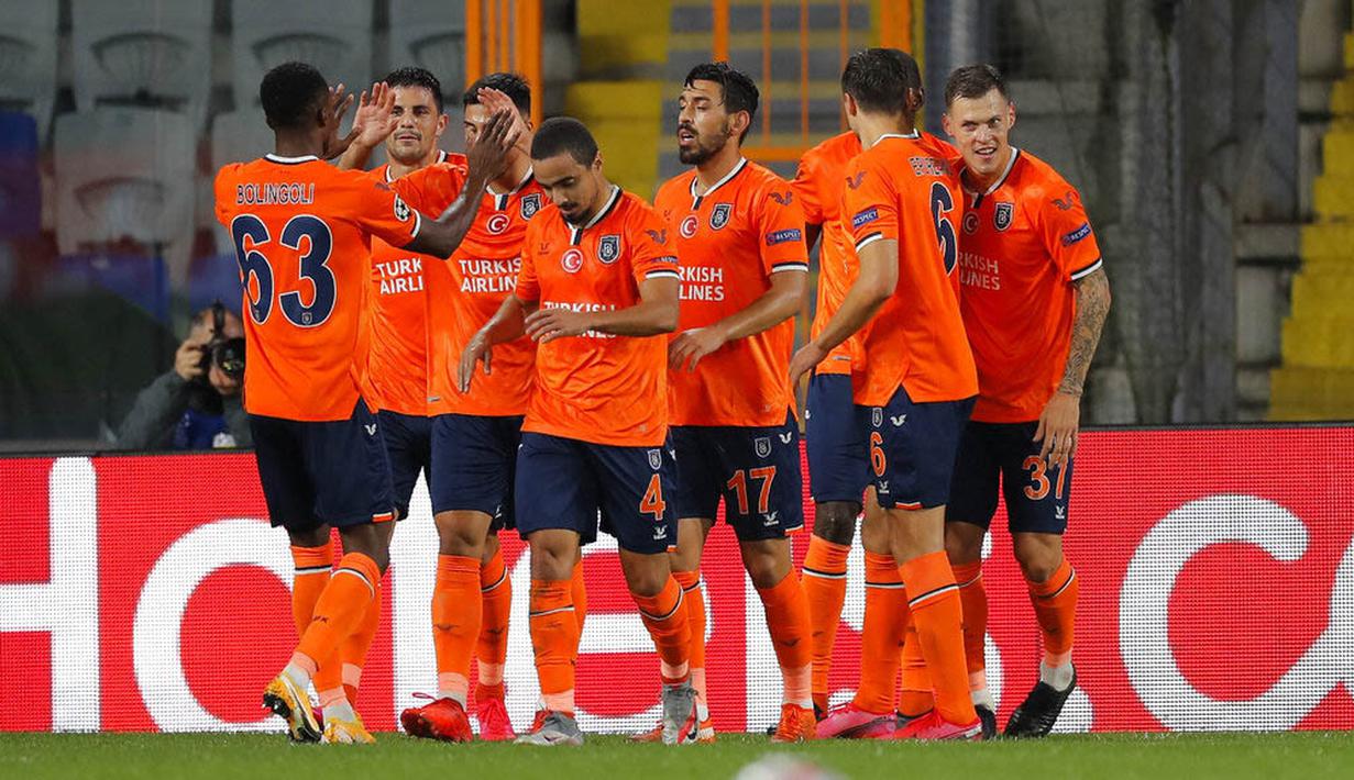 Para pemain Istanbul Basaksehir merayakan gol yang dicetak oleh Demba Ba ke gawang Manchester United pada laga Liga Champions di Stadion Fatih Terim, Kamis (5/11/2021). MU takluk dengan skor 2-1. (AP Photo)