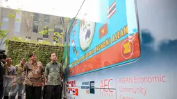 Mendag Thomas Lembong (kanan) meresmikan peluncuran Mobile magic box di Kemendag, Jakarta, Senin (28/9/2015). AEC Center dibentuk untuk edukasi publik tentang perkembangan dan peluang MEA. (Liputan6.com/Faizal Fanani)