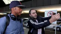 Seorang pria berselfie dengan penyerang Brasil, Robinho (kiri) di bandara Guarulhos International, Sao Paulo, Brasil, (28/6/2015). Brasil Kalah di perempat final melawan Paraguay dalam adu Penalti. (REUTERS/Paulo Whitaker)