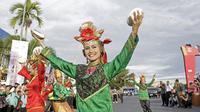 Penari beraksi membawakan Tari Piring khas Minangkabau sebelum start Tour de Singkarak 2016 di Sijunjung, Sumatera Barat, (12/8/2016). (Bola.com/Nicklas Hanoatubun)