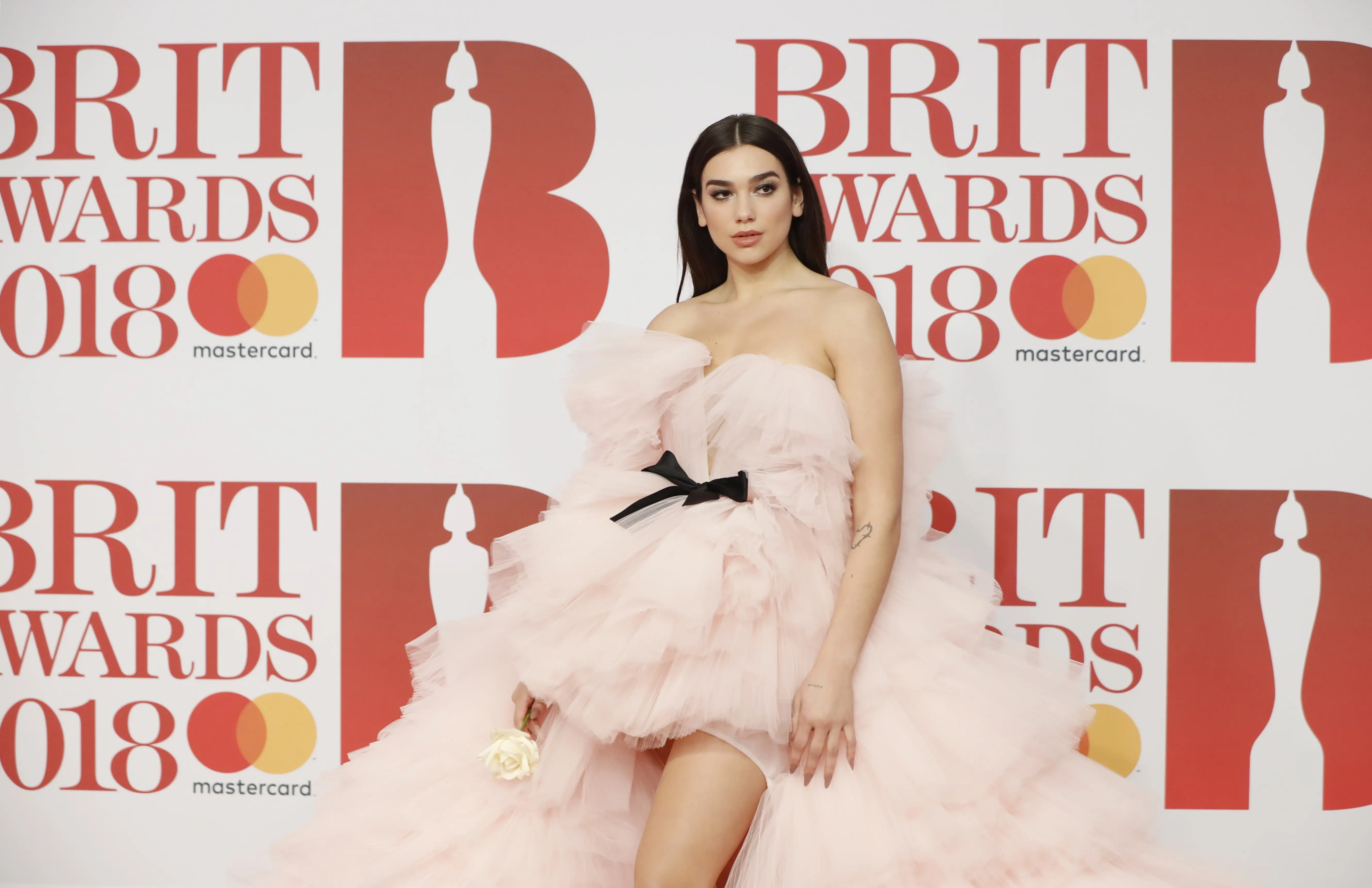 Dua Lipa menghadiri ajang BRIT Awards 2018. (Tolga AKMEN / AFP)