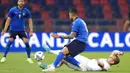 Pemain Republik Ceko Michael Sadilek (bawah) berebut bola dengan pemain Italia Emerson Palmieri pada pertandingan persahabatan internasional di Bologna, Italia, Jumat (4/6/2021). Italia menang 4-0. (AP Photo/Antonio Calanni)