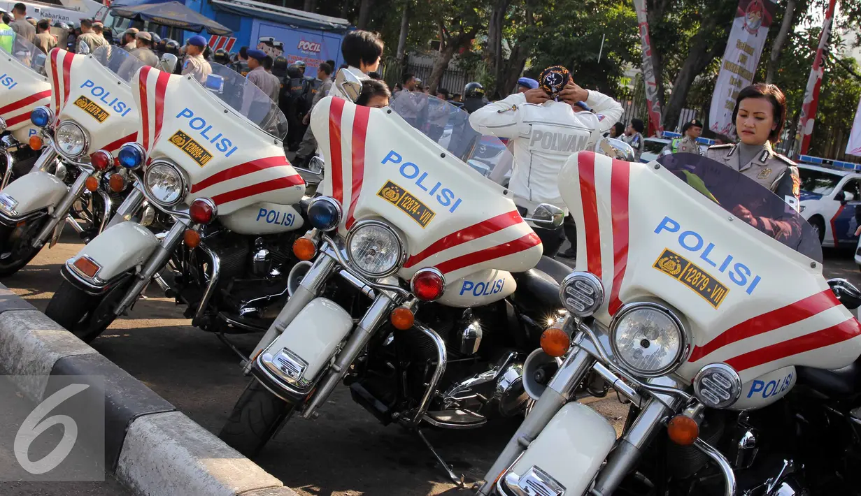 Anggota polisi wanita bersama kendaraan patroli siap melaksanakan tugas usai Apel Pasukan Operasi Ketupat Jaya 2015 di Mapolda Metro Jaya, Jakarta, Kamis (9/7/2015). Selama 16 hari Operasi Ketupat 2015 akan dilaksanakan.(Liputan6.com/Helmi Afandi)
