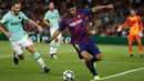 Pemain Barcelona Luis Suarez (kanan) menggiring bola melewati pemain Inter Milan Stefan de Vrij pada lanjutan Liga Champions di Stadion Camp Nou, Barcelona, Spanyol, Rabu (2/10/2019). Barcelona menang 2-1 lewat gol Luis Suarez. (AP Photo/Joan Monfort)