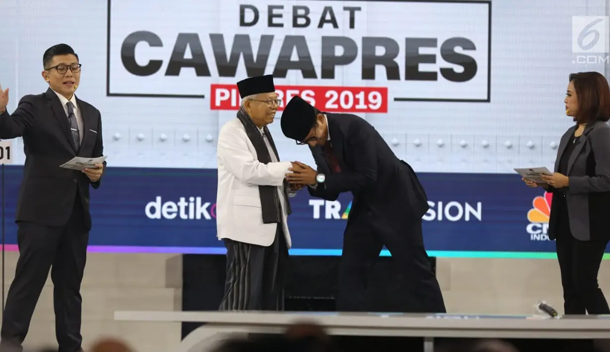 Cawapres nomor urut 02 Sandiaga Uno mencium tangan cawapres nomor urut 01 Ma'ruf Amin usai debat cawapres 2019 di Hotel Sultan, Jakarta, Minggu (17/3). Debat bertemakan pendidikan, kesehatan, ketenagakerjaan, sosial dan budaya. (Liputan6.com/Johan Tallo)