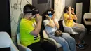 Para pengunjung menjajal kacamata realitas virtual (VR) untuk melihat karya seni dalam sebuah pameran seni bertajuk Tribute to da Vinci yang digelar di gedung Changsha IFS, Changsha, Provinsi Hunan, China, Senin (4/5/2020). (Xinhua/Chen Sihan)