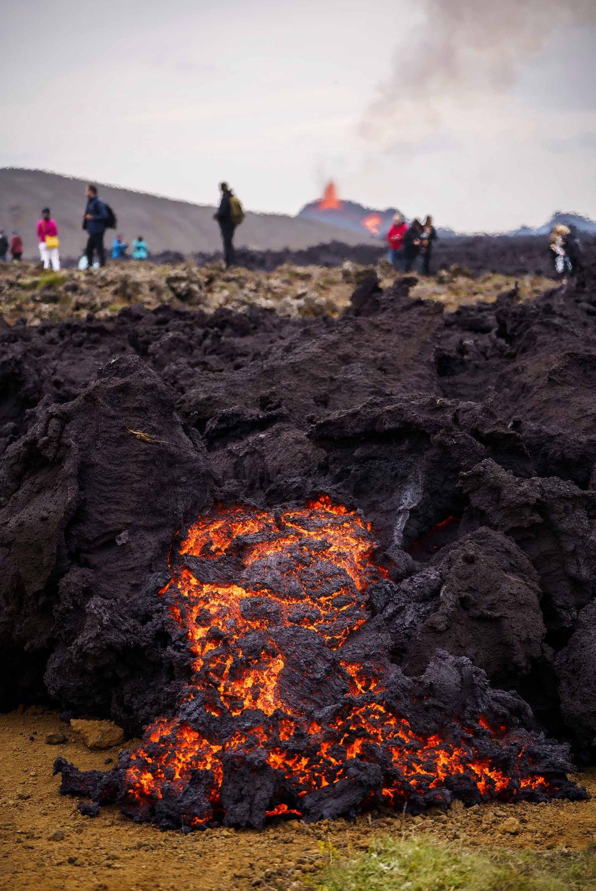 FOTO: Daya Tarik Mematikan, Wisatawan Berbondong Datangi Lokasi Letusan di Islandia