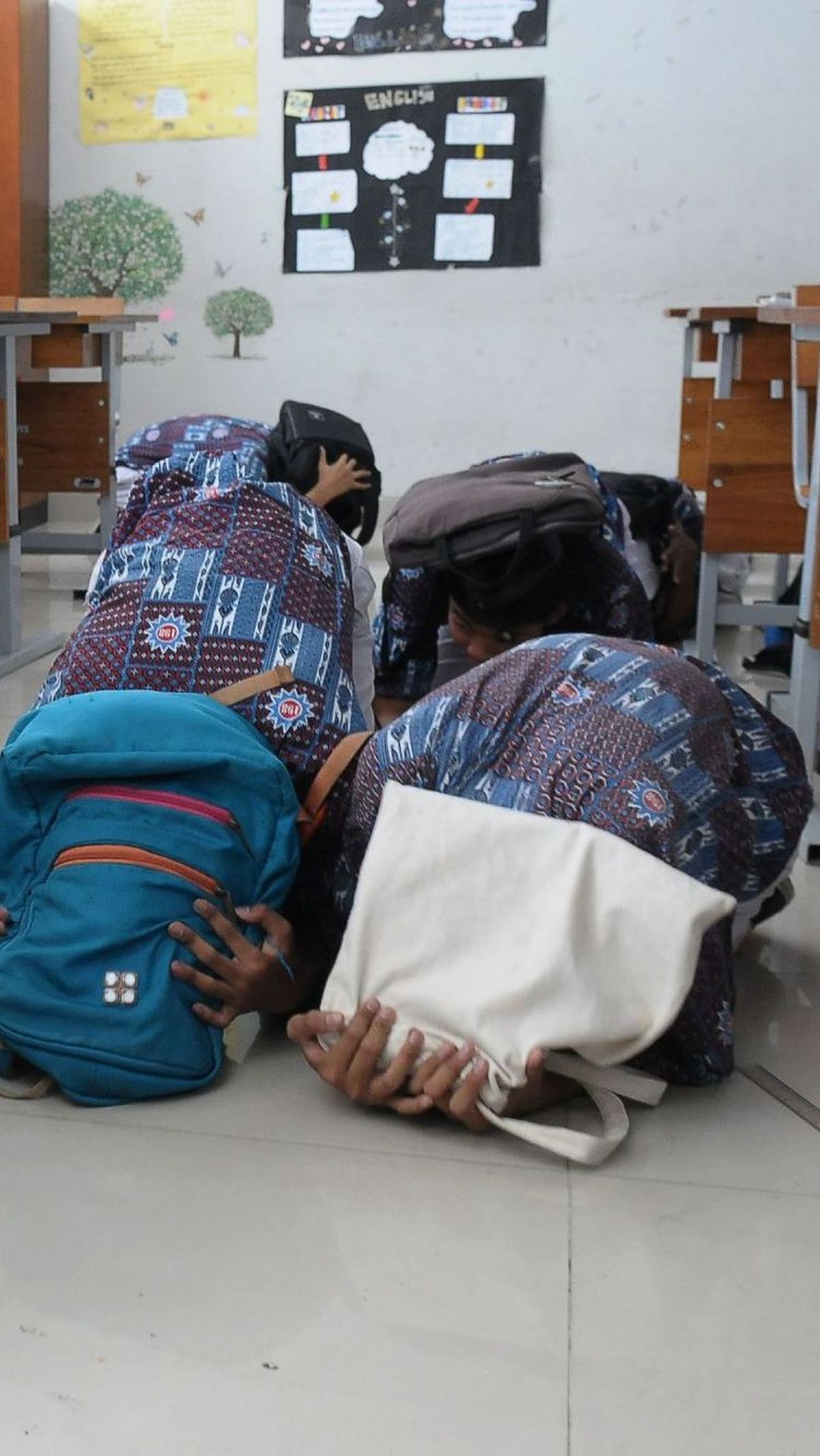 Oleh karena itu latihan tanggap bencana perlu dilakukan oleh masyarakat, guru dan para siswa di SMP Negeri 198 agar siap menghadapi bencana alam seperti gempa bumi ini. <br>