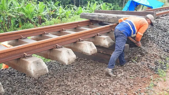 Terdapat lintasan rel yang amblas di wilayah Daop 5 Purwokerto imbas dari curah hujan yang tinggi. (Dok KAI)