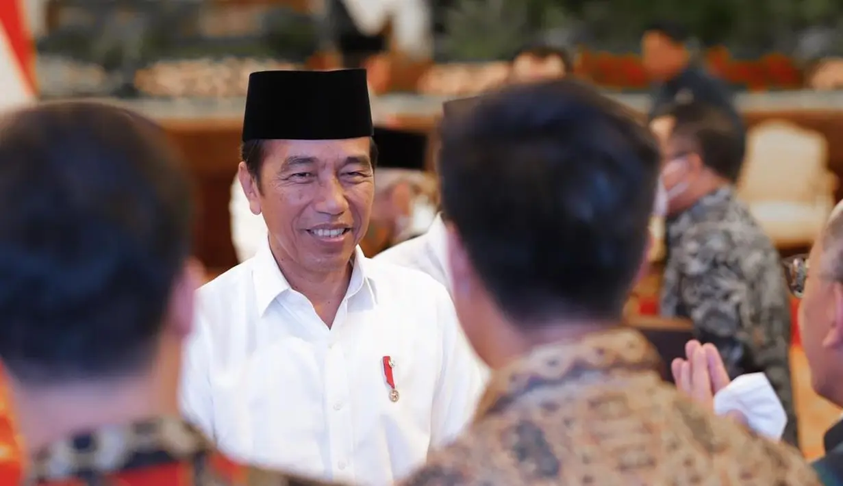 Momen langka Baim ngobrol dengan Presiden Jokowi. "Lama ga ketemu, Pak Jokowi negur saya bilang, "Pangling saya liat Baim pake batik ." tulis  Baim Wong menyematkan emoticon wajah tersenyum dalam foto yang diunggah pada 29 Maret. [Instagram/baimwong]