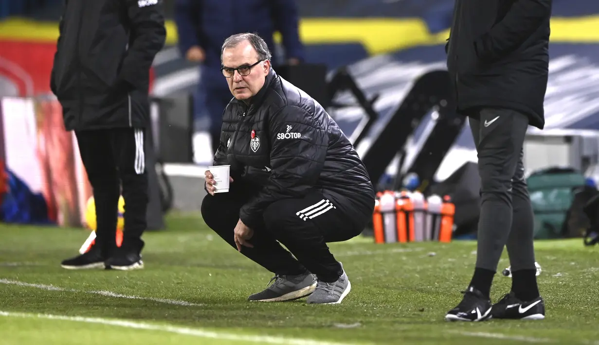 Pelatih Leeds United, Marcelo Bielsa menyaksikan pemainnya bertanding melawan Crystal Palace pada pertandingan Liga Inggris di Stadion Elland Road, Inggris (9/2/2021). Kemenangan tersebut membuat Leeds United sukses menggusur Arsenal dari peringkat 10 (Stu Forster/Pool via AP)