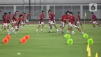 Pesepak bola Timnas Indonesia U-23 melakukan pemanasan saat mengikuti sesi latihan bersama di Stadion Madya, Kompleks Gelora Bung Karno, Senayan, Jakarta, Kamis (17/7/2025). (Liputan6.com/Helmi Fithriansyah)