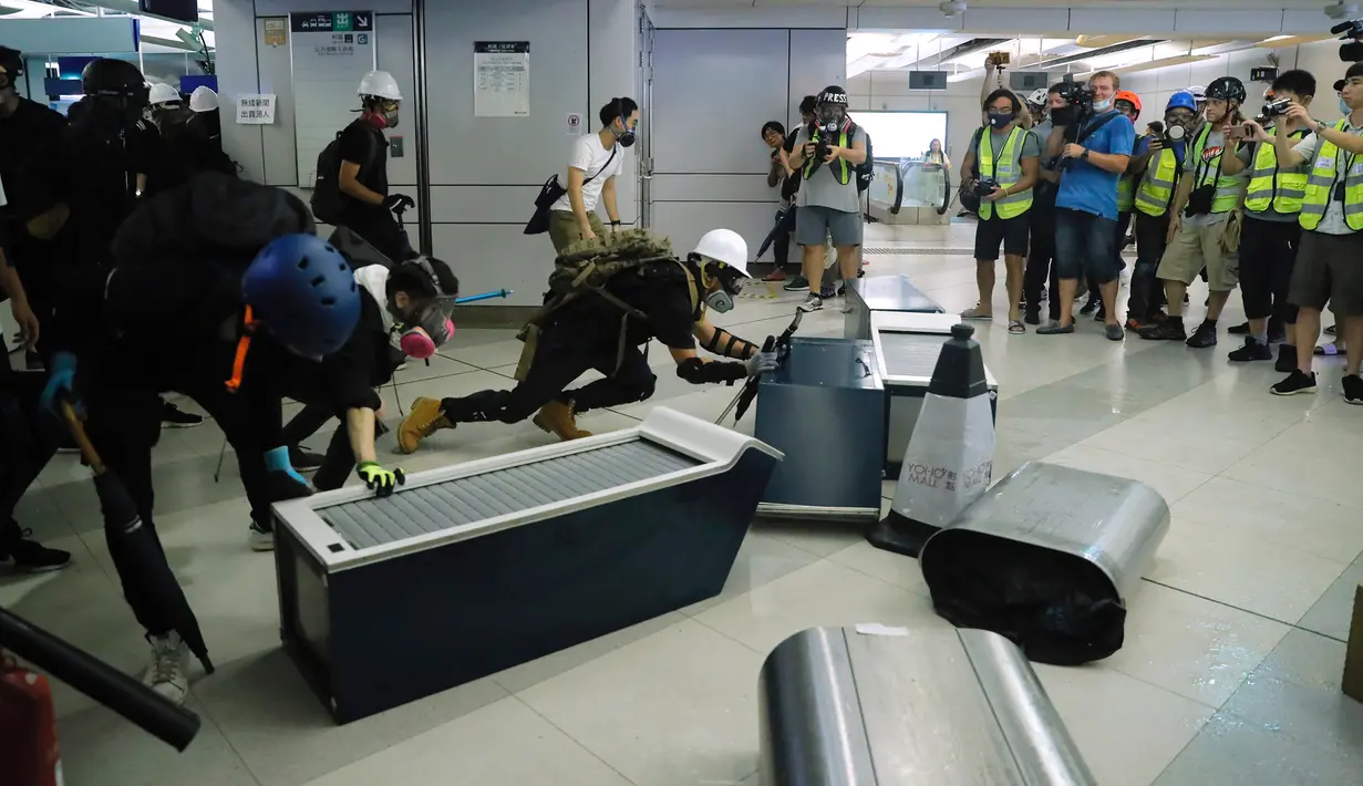 Demonstran membangun barikade saat berunjuk rasa di Stasiun MTR Yuen Long, Hong Kong, Rabu (21/8/2019). Unjuk rasa yang diikuti ribuan orang tersebut sempat berlangsung ricuh. (AP Photo/Kin Cheung)