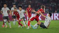 Striker Timnas Indonesia, Ole Lennard Romeny, dilanggar pemain Timnas China pada pertandingan Kualifikasi Piala Dunia 2026 di Stadion Utama Gelora Bung Karno, Jakarta, Kamis (5/6/2025). (Bola.com/Bagaskara Lazuardi)