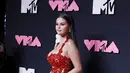 Selena Gomez memadukan naked dressnya dengan straps heels merah pula dari Jimmy Choo. Jason Kempin/Getty Images for MTV/AFP (Photo by Jason Kempin / GETTY IMAGES NORTH AMERICA / Getty Images via AFP)