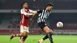 Striker Newcastle United, Joelinton (kanan) menguasai bola dibawah tekanan gelandang Arsenal, Reiss Nelson dalam laga babak ke-3 Piala FA 2020/21 di Emirates Stadium, Sabtu (9/1/2021). Newcastle United kalah 0-2 dari Arsenal melalui extra time. (AFP/Glyn Kirk/Pool)