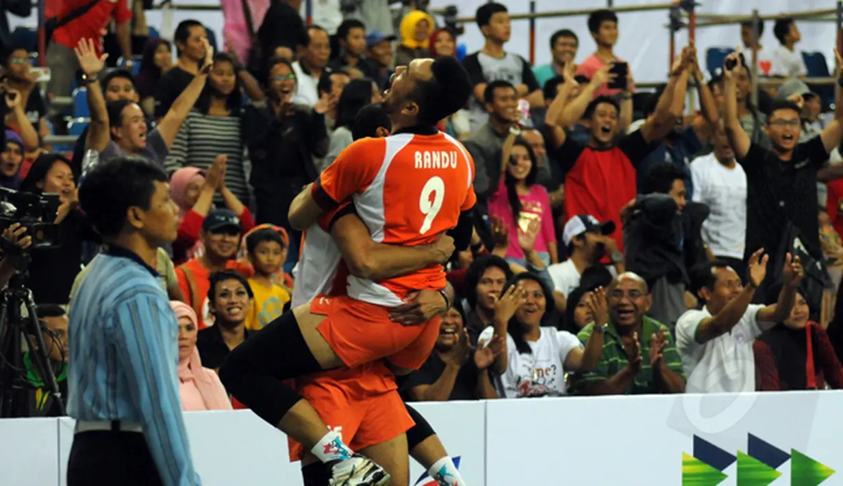 Pevoli putra Surabaya Samator, I Putu Randu W memeluk rekan setimnya usai membekuk Jakarta Pertamina Energi 3-2 di Pertamina Proliga 2015, GOR Dome Balikpapan, (8/2/2015). (Liputan6/com/Helmi Fithriansyah)