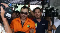 Mantan Ketua Parfi, Gatot Brajamusti didatangkan dari Polda NTB ke Polda Metro Jaya, Jakarta, untuk menjalani pemeriksaan, Jumat (21/10).  (Liputan6.com/Herman Zakharia)
