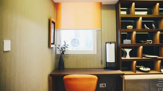 Ruang kerja bernuansa oranye yang cantik, apartemen karya Miveworks. (dok. Arsitag.com)
