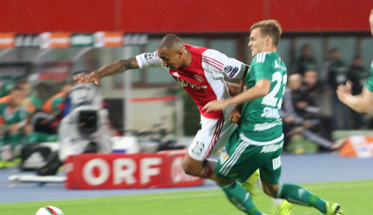 Bek Ajax, Kenny Tete yang juga keturunan Indonesia mencoba melewati pemain Rapid Vienna, Stefan Stangl. (Bola.com/Reza Khomaini)