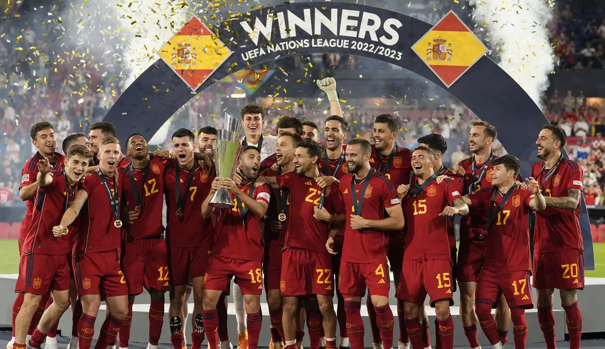 <p>Para pemain Spanyol merayakan dengan trofi setelah memenangkan pertandingan final UEFA Nations League melawan Kroasia di stadion De Kuip di Rotterdam, Belanda, Minggu, 18 Juni 2023. (AP Photo/Martin Meissner)</p>