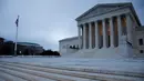 Foto pada 12 Maret 2020 ini menunjukkan gedung Mahkamah Agung AS di Washington DC, Amerika Serikat. Sejumlah bangunan ikonis (landmark) di Washington DC, termasuk Gedung Putih, terpaksa ditutup sementara untuk umum akibat wabah COVID-19 yang tengah merebak di negara itu. (Xinhua/Ting Shen)