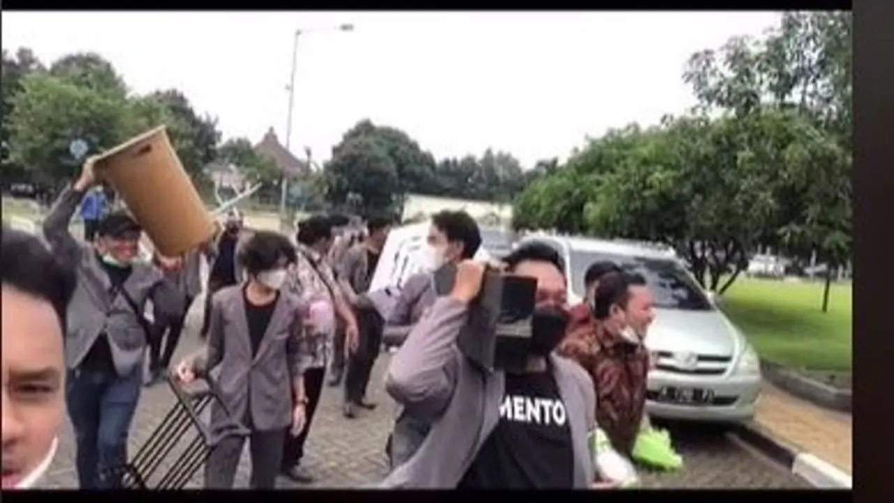 Pasangan Pengantin Dapat Kado yang Bikin Heboh tapi Sangat Berguna