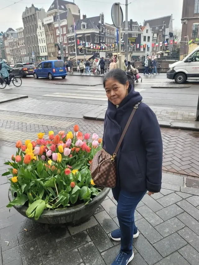 Gracia Indri ajak sang ibu keliling Amsterdam