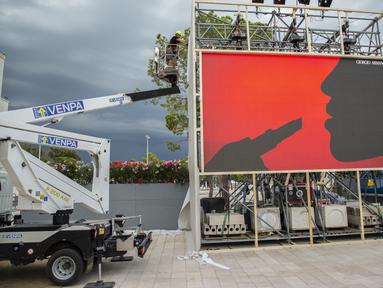 Para pekerja menyiapkan instalasi sehari sebelum dimulainya Festival Film Venesia edisi ke-78 di Venice Lido, Italia, Selasa (30/8/2021).  Festival ini berlangsung dari 1 hingga 11 September. (Photo by Joel C Ryan/Invision/AP)
