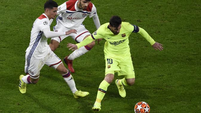 Lionel Messi dikawal ketat pemain Olympique Lyon. (AFP/Jean-Philippe Ksiazek)