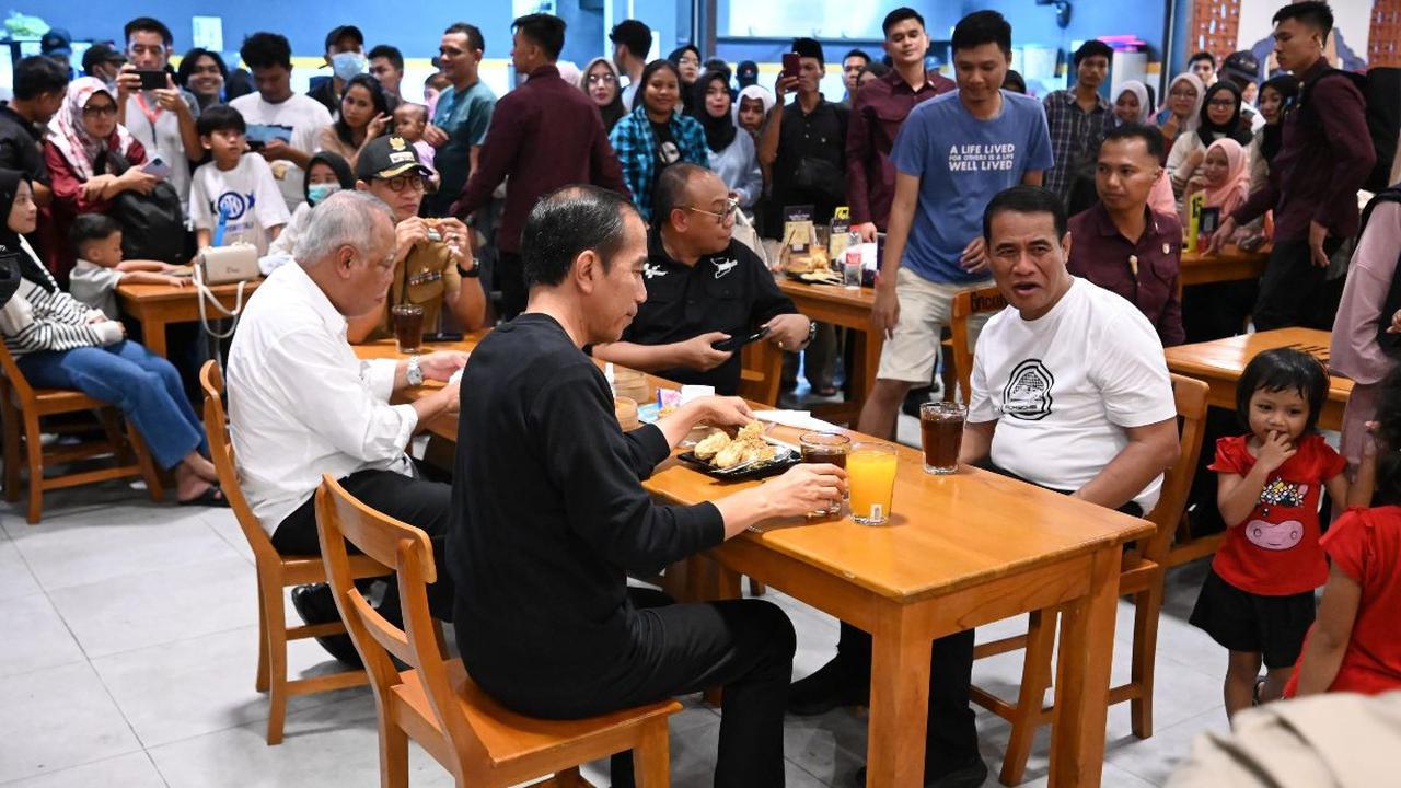 "Saya sekarang di Mataram, NTB, dan ingin mencoba Mie Gacoan," ujar Jokowi.