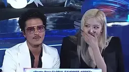 Keakraban Rose Blackpink dan Bruno Mars duduk berdampingan di MAMA Awards 2024. (Foto: Doc MAMA Awards 2024 via X)