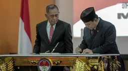 Menteri Pertahanan Prabowo Subianto (kanan) bersama mantan Menteri Pertahanan Ryamizard Ryacudu saat menandatangani berita acara serah terima di Kementerian Pertahanan, Jakarta, Kamis (24/10/2019). Ryamizard Ryacudu resmi menyerahkan jabatan kepada Prabowo Subianto. (Liputan6.com/Faizal Fanani)