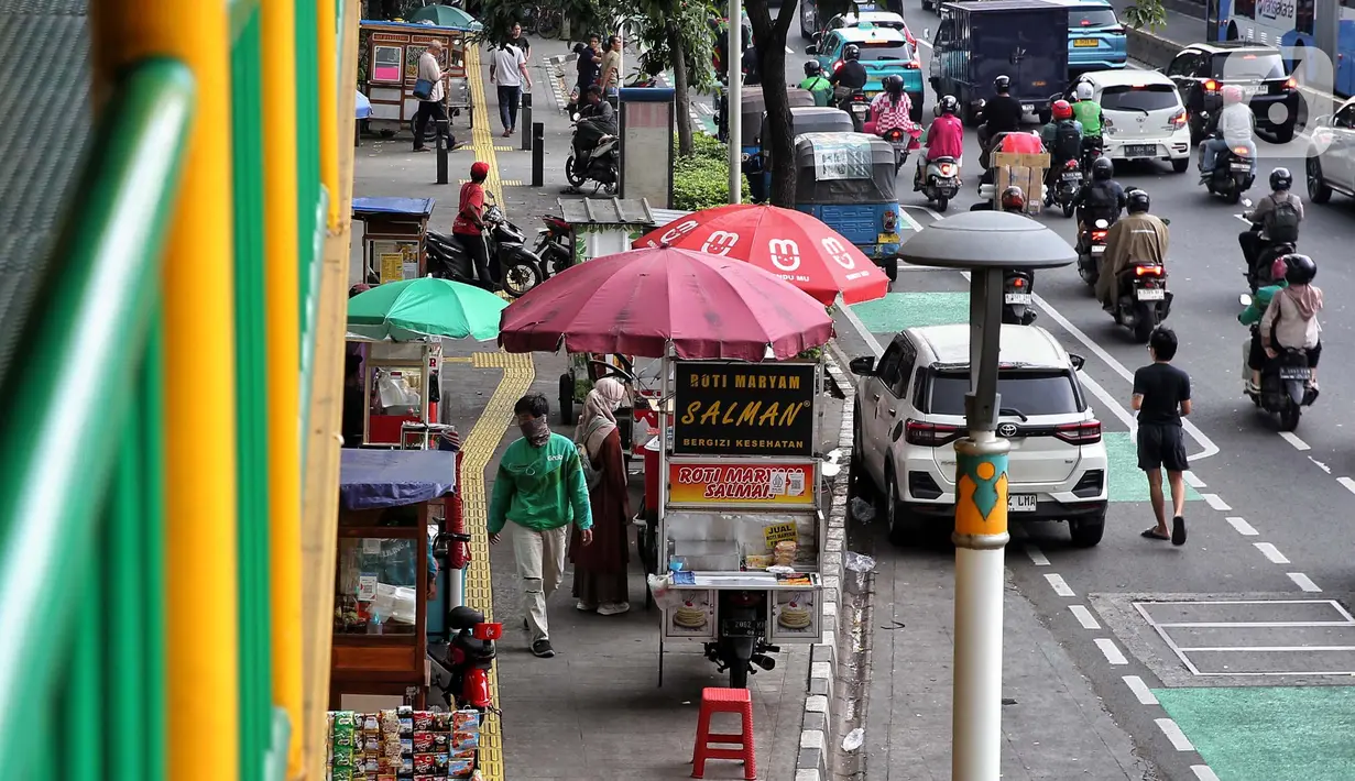 Trotoar merupakan salah satu fasilitas publik yang sudah seharusnya aman, nyaman, dan layak digunakan oleh masyarakat pejalan kaki. (Liputan6.com/Angga Yuniar)