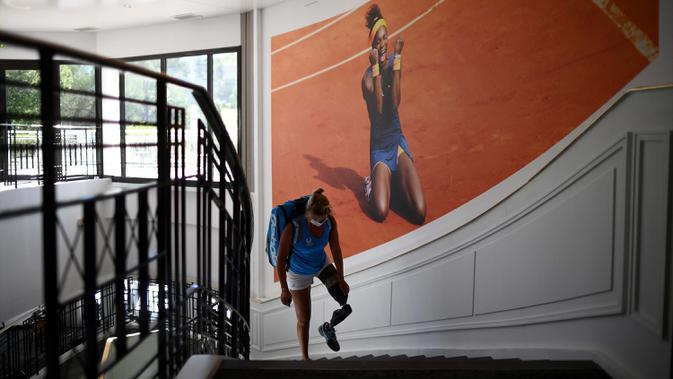 Atlet para tenis Prancis Pauline Deroulede kembali ke hotelnya setelah pertandingannya pada turnamen tenis kursi roda French Riviera Open edisi ke-4 di Biot, 28 September 2020. Pauline Deroulede saat ini tengah fokus terhadap Paralimpiade Paris 2024. (FRANCK FIFE/AFP)