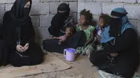 Utusan Khusus UNHCR, Angelina Jolie berbincang dengan perempuan Yaman di Al Kandam, Yaman, Minggu (6/3/2022). Jolie mengunjungi Yaman untuk menunjukkan solidaritas dengan keluarga terlantar dengan harapan dapat memobilisasi dukungan untuk konferensi penggalangan dana. (Marwan Tahtah/UNHCR via AP)