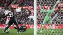 Proses terjadinya gol oleh gelandang Stoke City, Choupo-Moting, ke gawang Manchester United pada laga Premier League di Stadion bet365, Sabtu (9/9/2017). Manchester United bermain imbang 2-2 dengan Stoke City.(AP/Nick Potts)