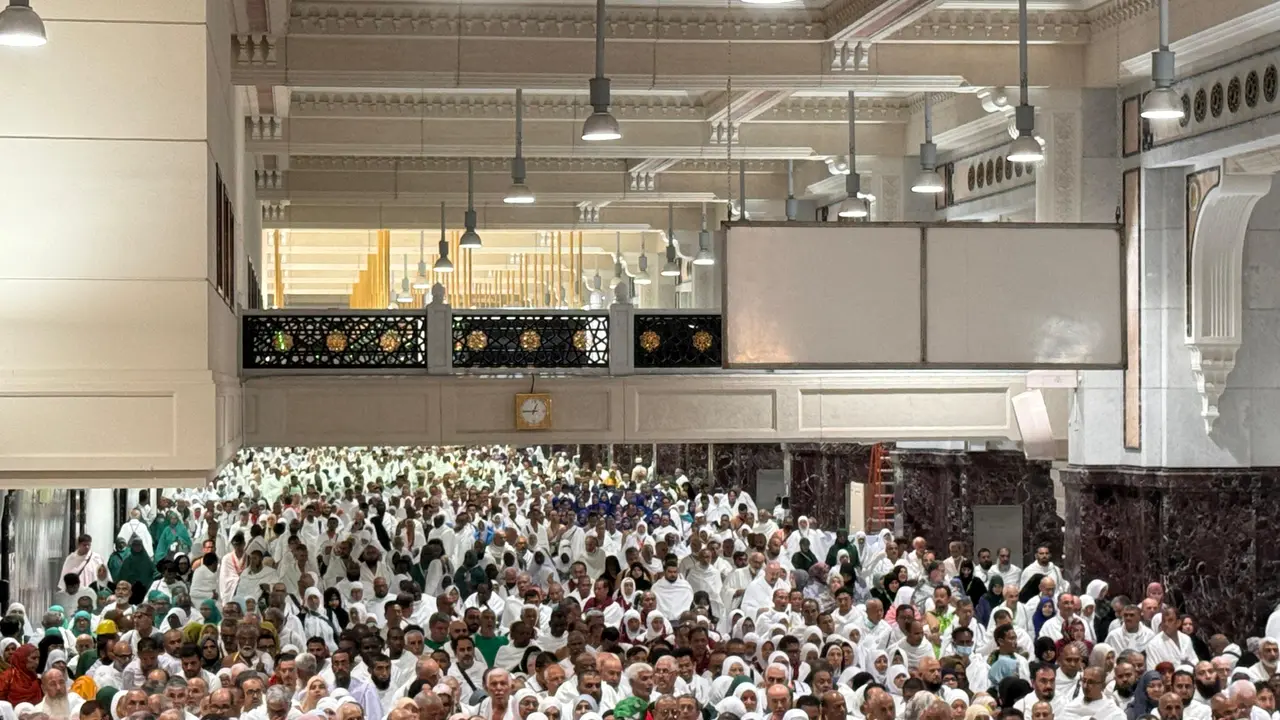 Kepadatan di Masjidil Haram, Makkah. Jemaah haji diimbau sholat di masjid sekitar hotel.